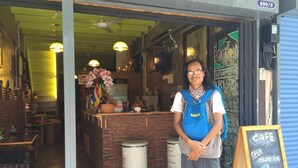 Bar (on property) - Hometown Hostel (Samut Songkhram)
