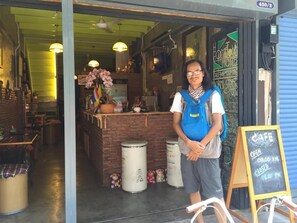 Bar (on property) - Hometown Hostel (Samut Songkhram)