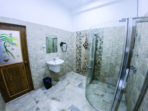 Romance suite | Bathroom | Shower, free toiletries, bathrobes, slippers