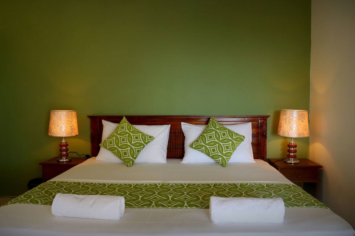 Romantic Double Room, 1 Queen Bed, Garden View | 1 bedroom, premium bedding, minibar, desk