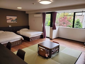 Habitación cuádruple básica | Caja de seguridad en la habitación y escritorio