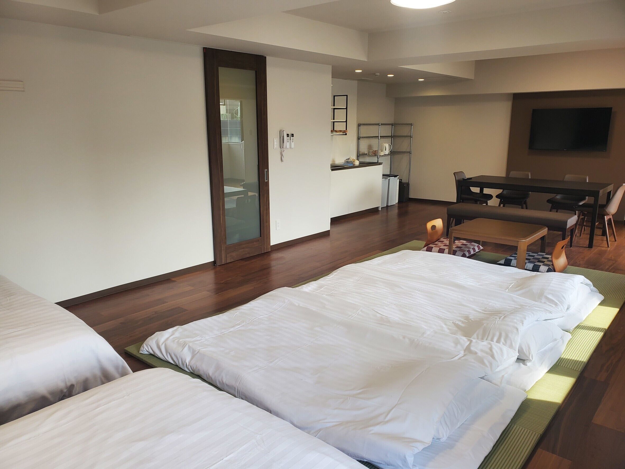 客房內保險箱、書桌、筆電工作空間、熨斗/熨衣板