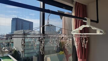 Kamar Standar | Brankas, meja kerja, ruang kerja ramah laptop, dan setrika/meja setrika