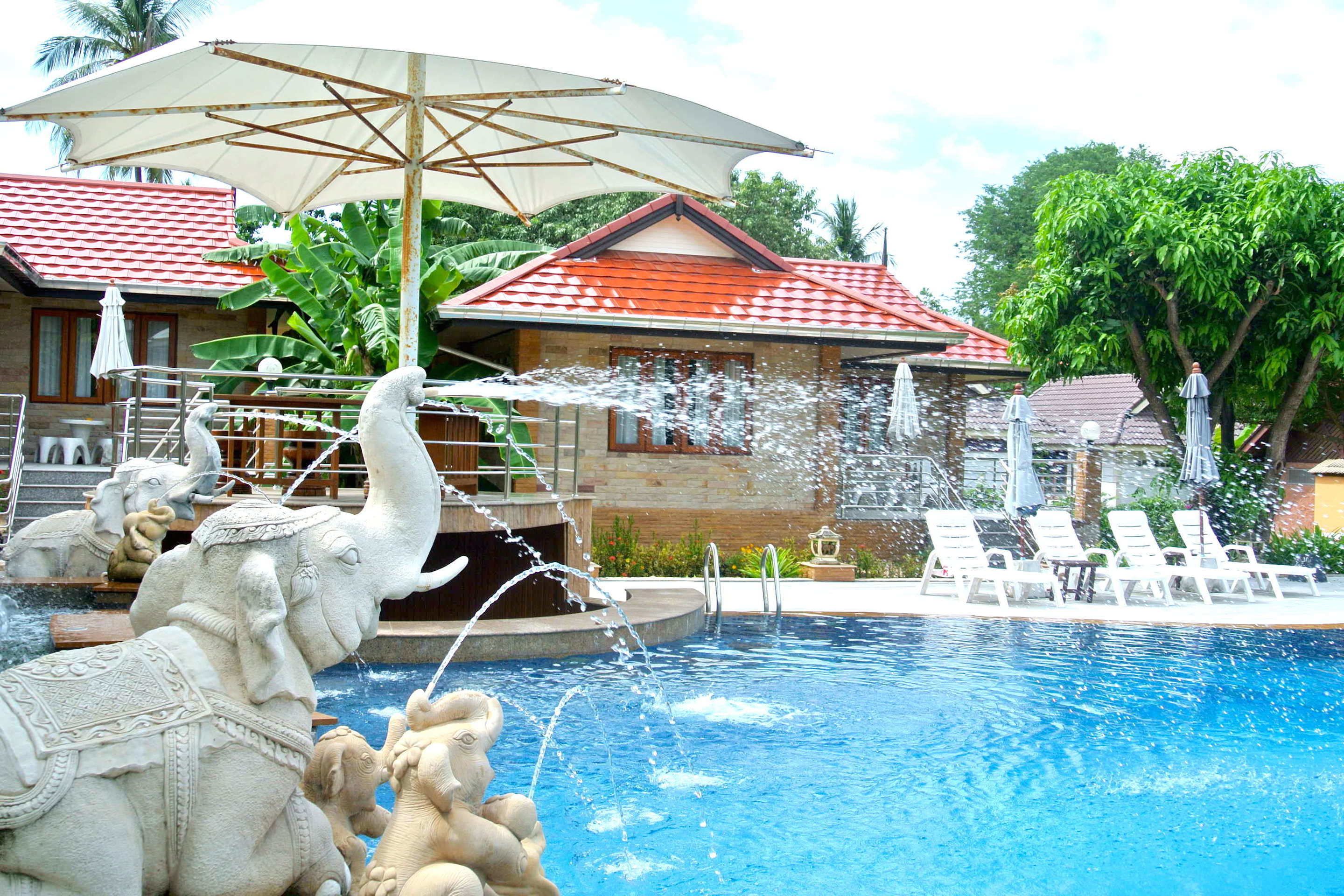 Piscina externa, guarda-sóis