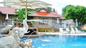 Piscina externa, guarda-sóis