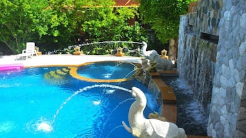 Piscine extérieure, parasols de plage