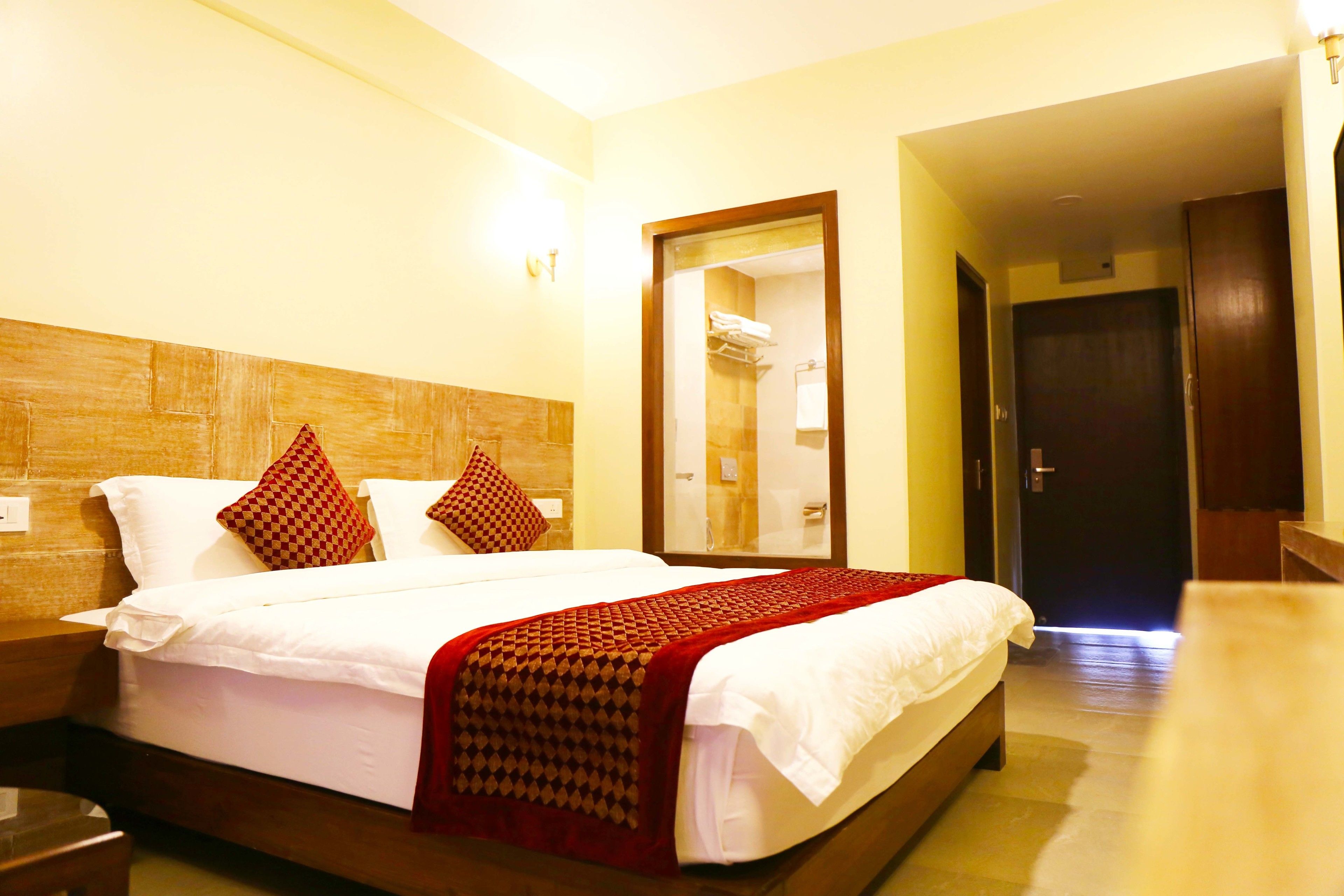 deluxe double room with balcony | minibar, desk, soundproofing, free wifi