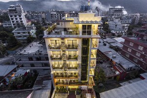 Fachada de la propiedad por la tarde o noche