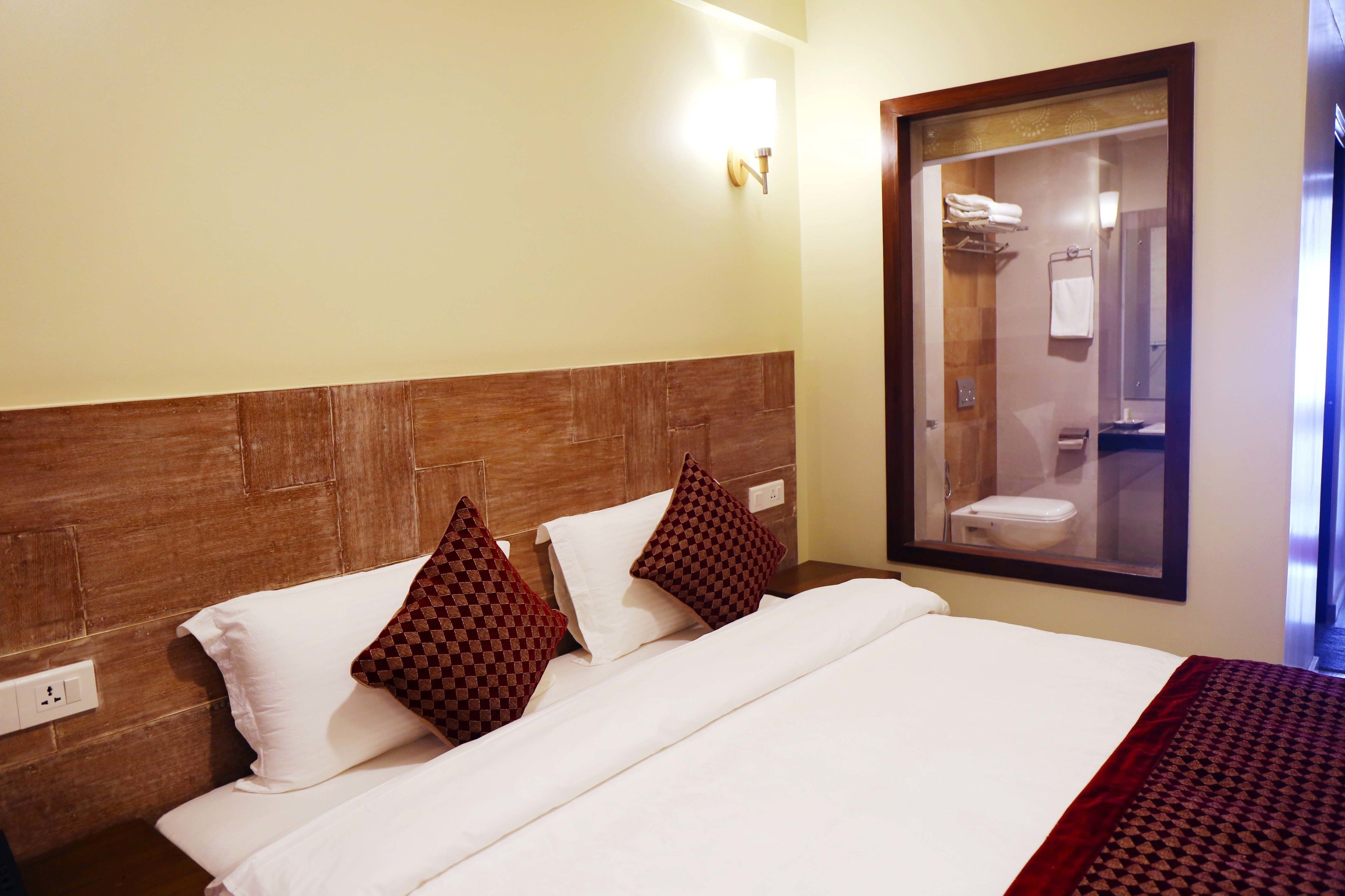 deluxe double room with balcony | minibar, desk, soundproofing, free wifi