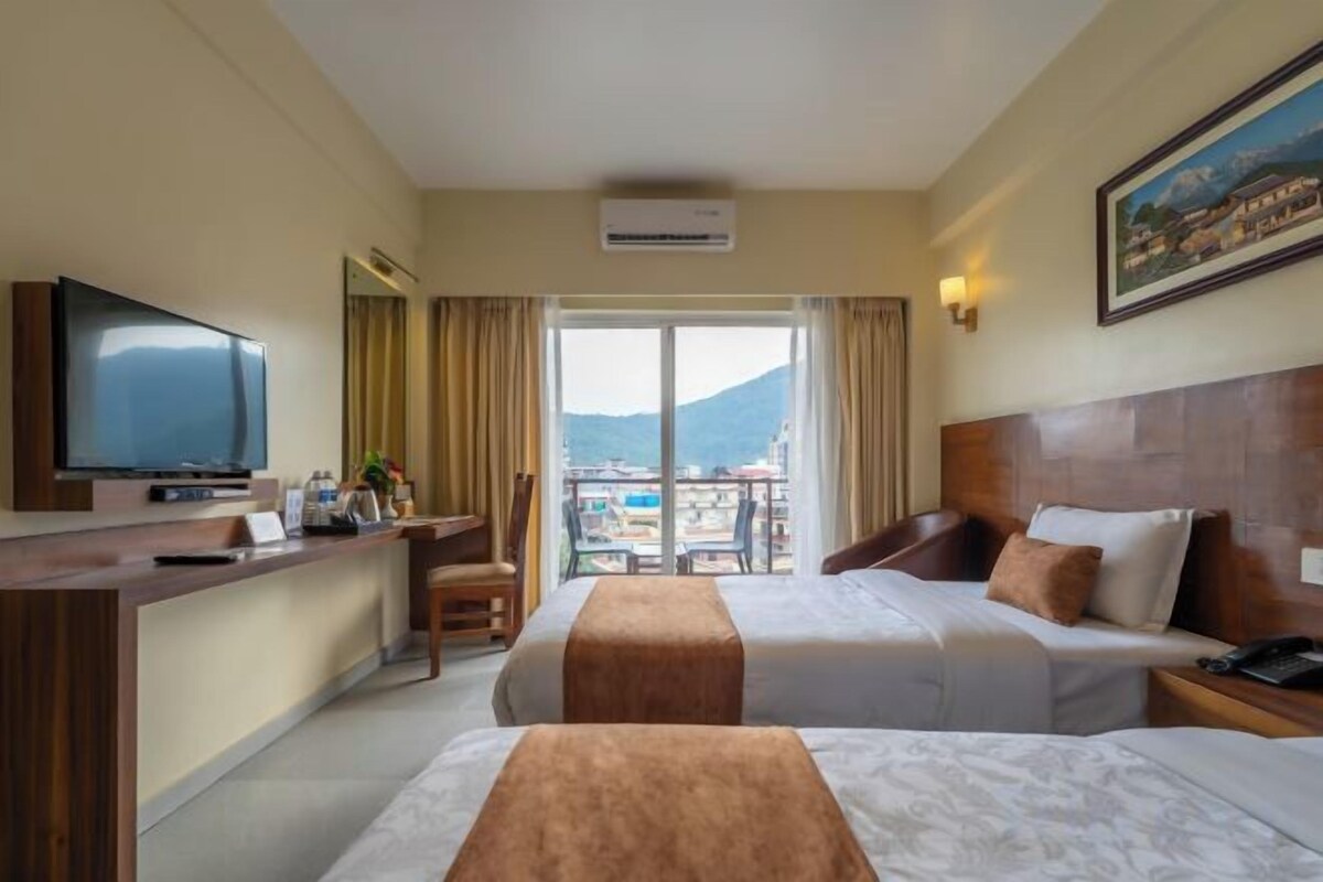 Een minibar, een bureau, gratis wifi, beddengoed