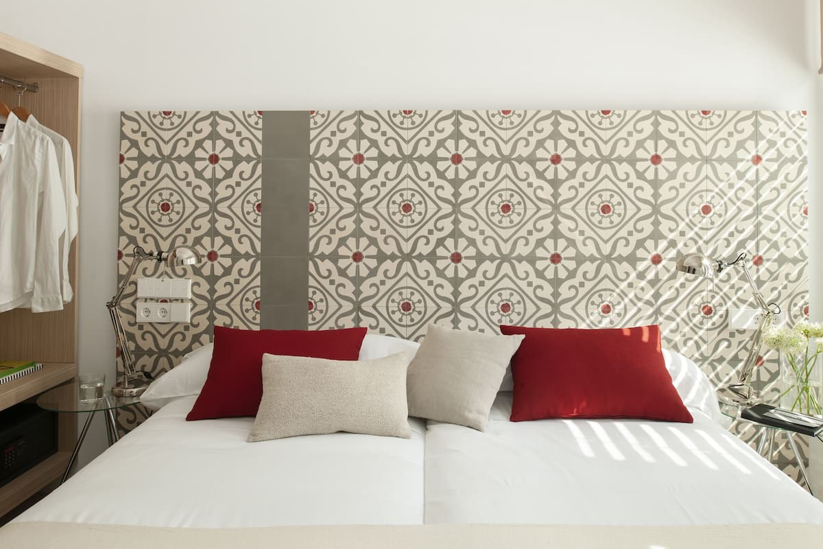 2 bedrooms, in-room safe, desk, blackout curtains