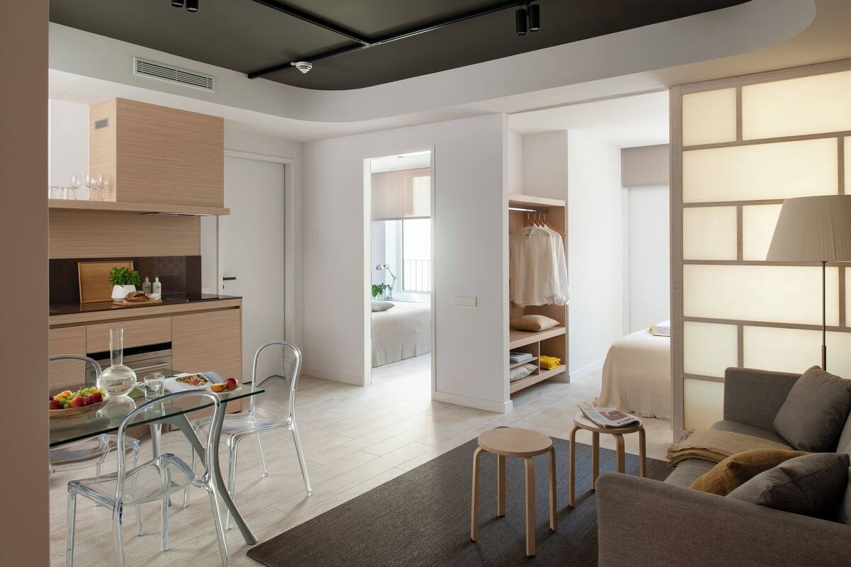 Un apartamento moderno con cocina, comedor y sala de estar.