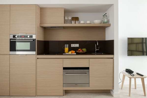 Full-size fridge, microwave, oven, stovetop - Eric Vökel Boutique Apartments - Hamburg Suites (Hamburg)