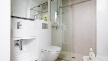 Dusche, kostenlose Toilettenartikel, Haartrockner, Handtücher