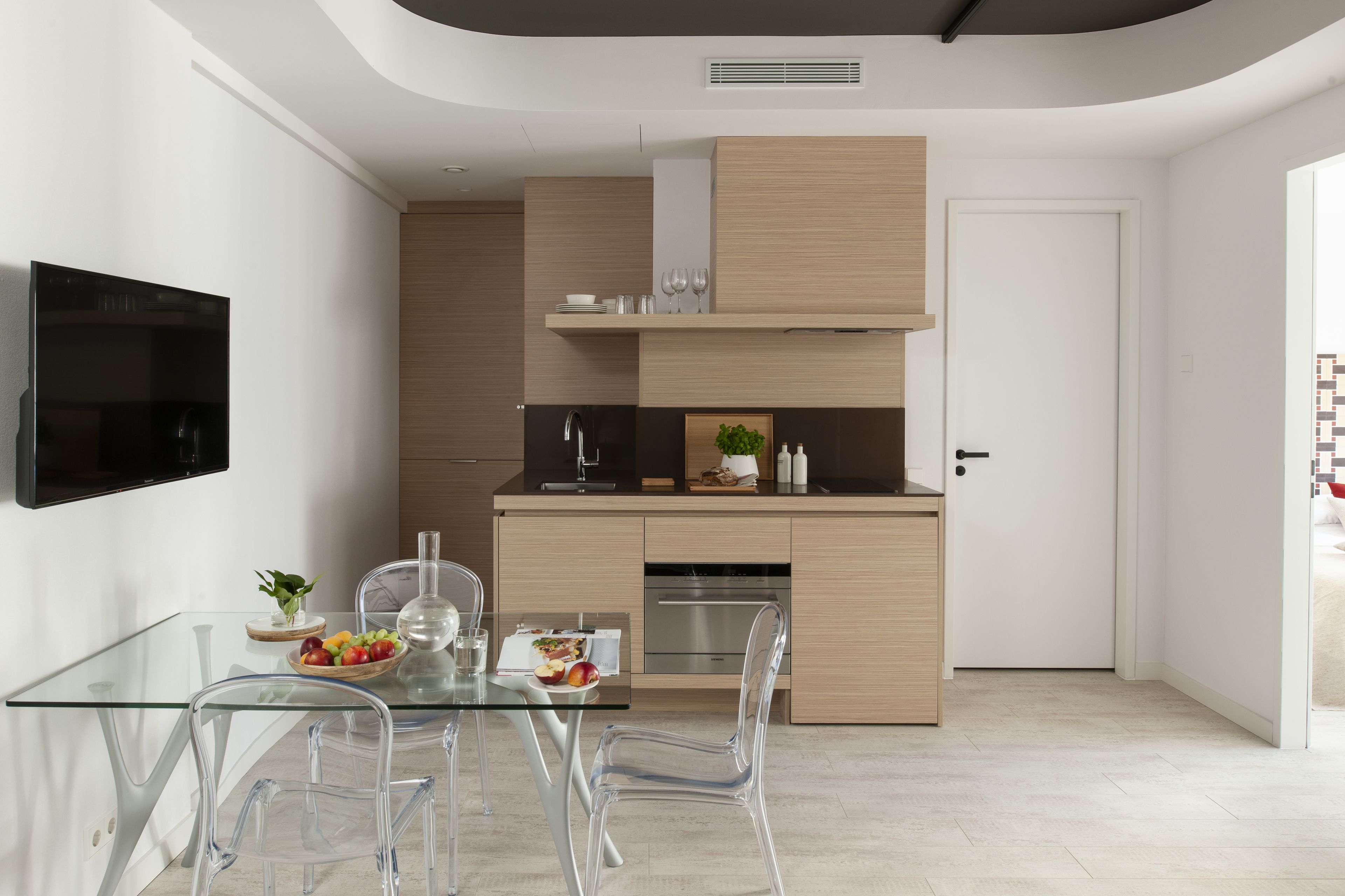 Großer Kühlschrank, Mikrowelle, Ofen, Herdplatte