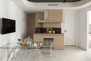 Großer Kühlschrank, Mikrowelle, Ofen, Herdplatte