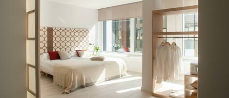 1 habitación, caja de seguridad en la habitación y escritorio