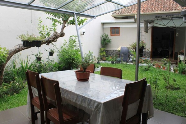 Balcony - De Riau Cottage by HouseinBandung (Bandung)