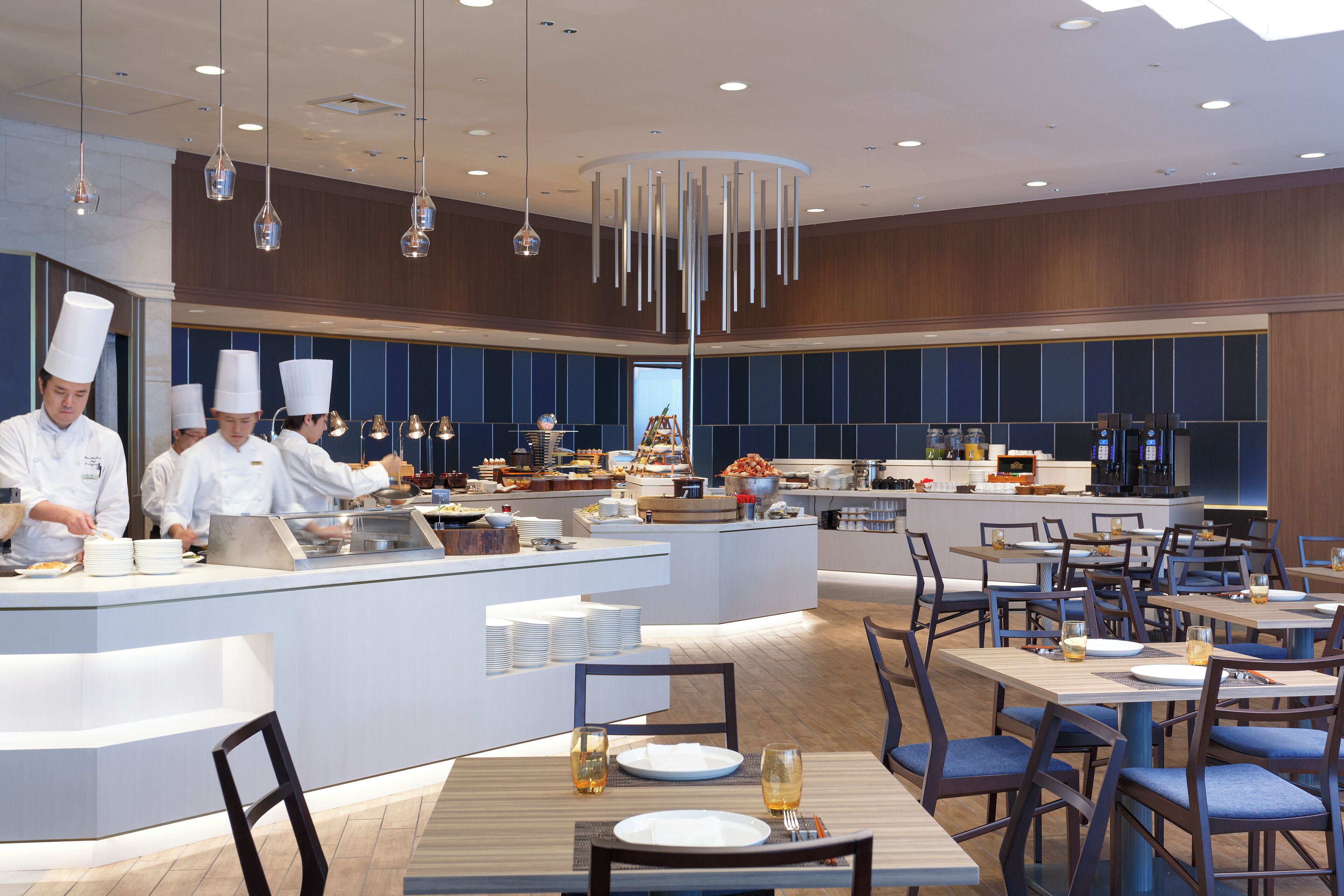 6 か所のレストラン、朝食、ランチ、ディナーに営業 (フランス料理)