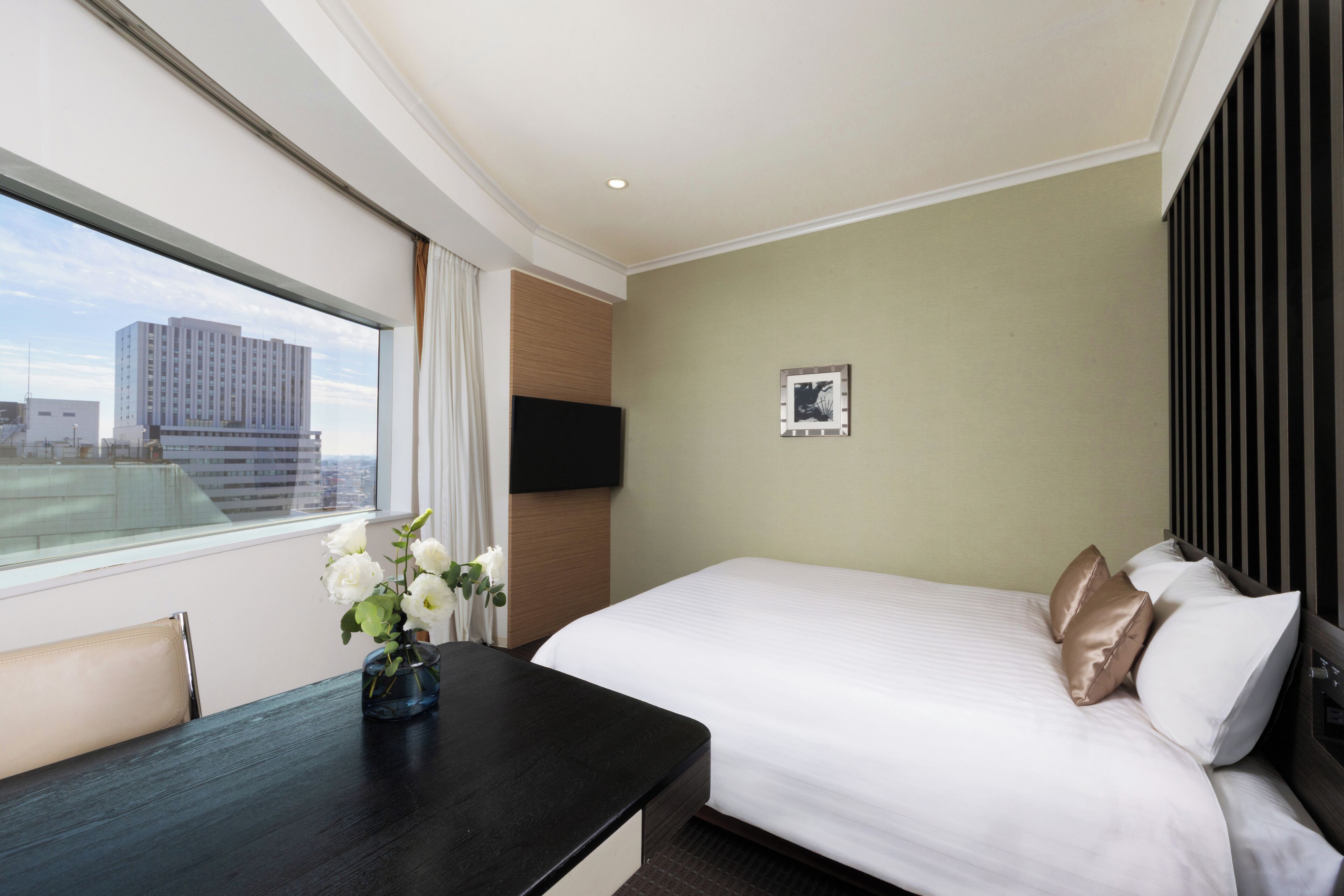 Down duvets, minibar, desk, laptop workspace