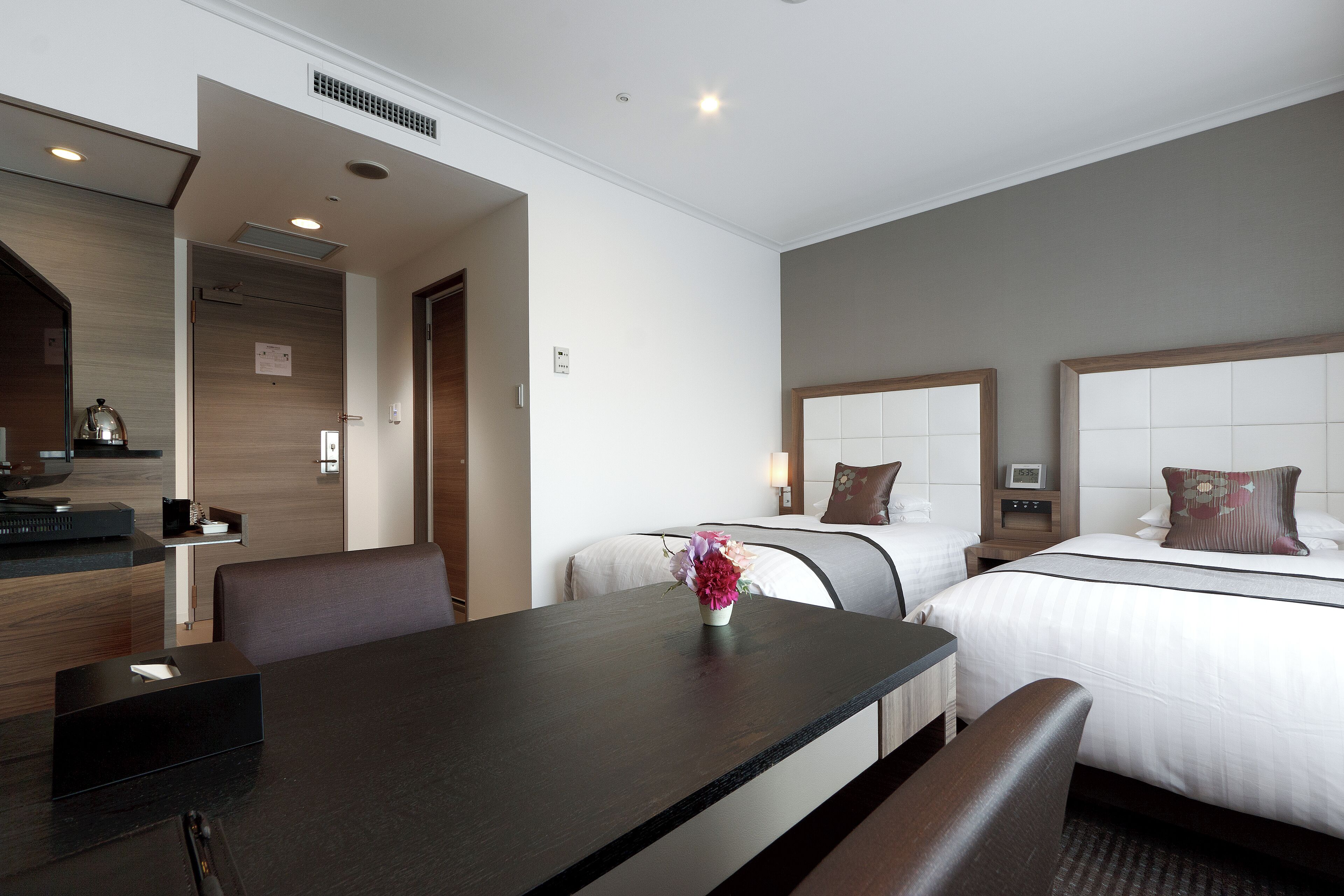 twin room, non smoking (upper floor) | 1 bedroom, down duvets, minibar, desk