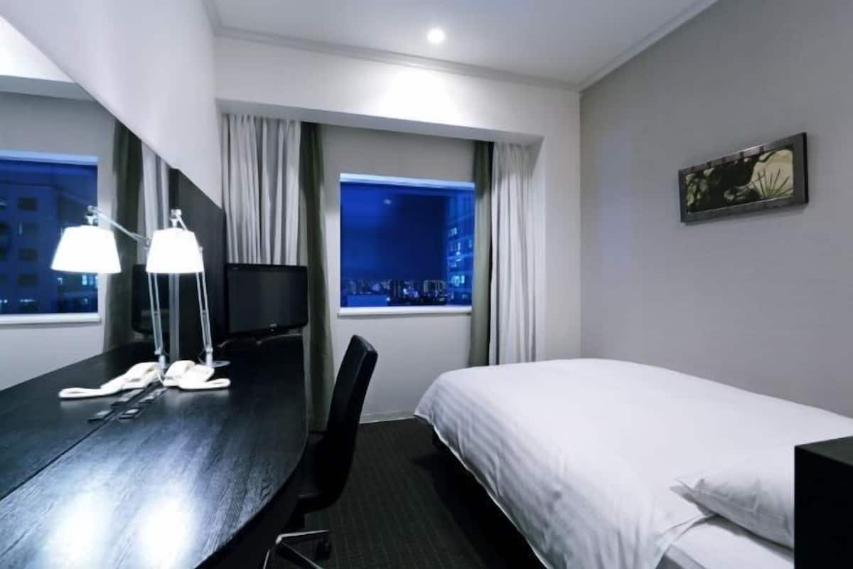 1 bedroom, down duvets, minibar, desk