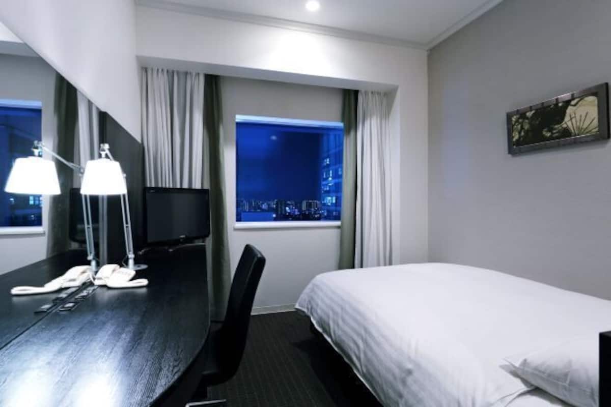 Down duvets, minibar, desk, laptop workspace