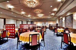 6 restaurants, breakfast, lunch, dinner served; French cuisine  - Palace Hotel Omiya (Saitama)