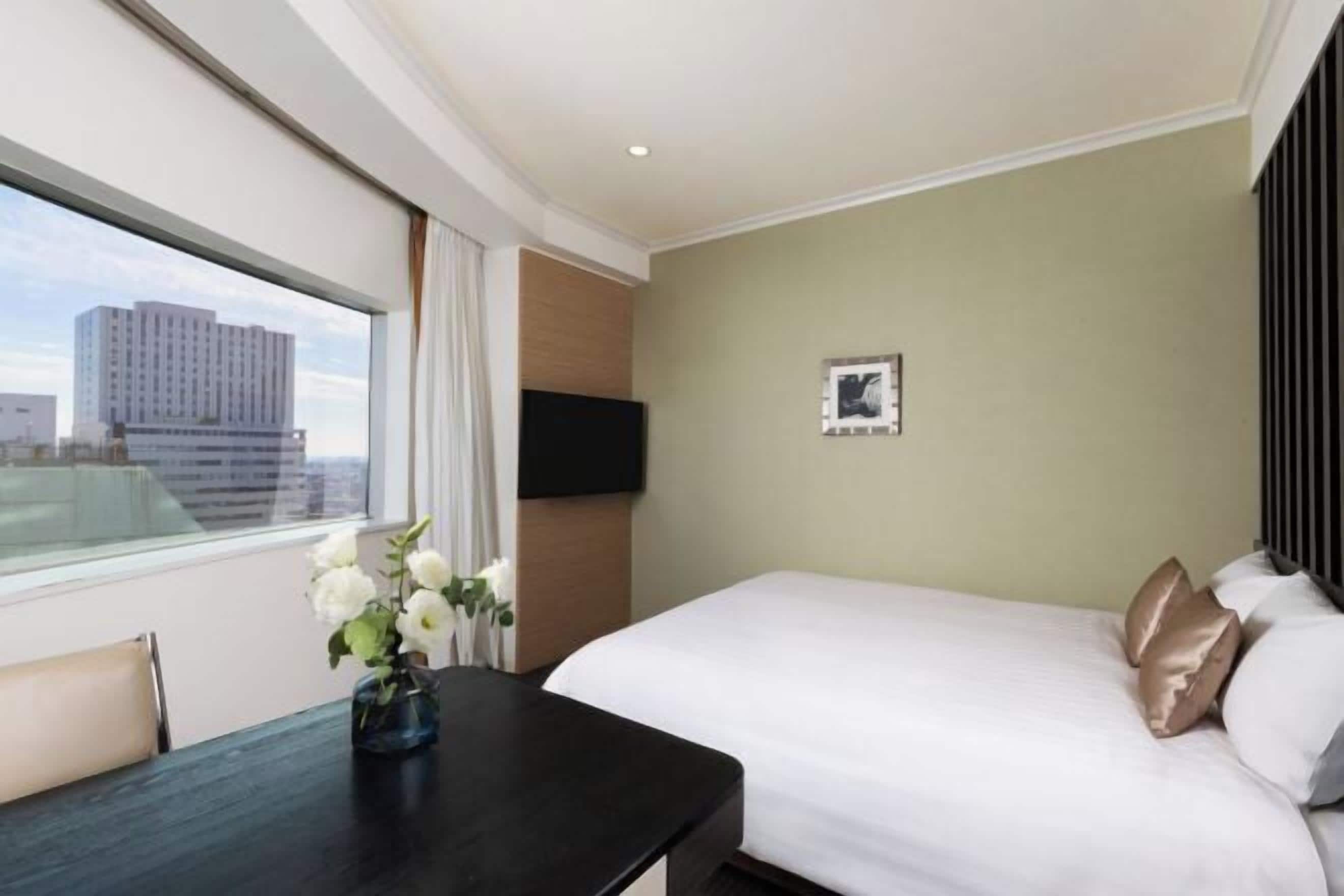 Down duvets, minibar, desk, laptop workspace