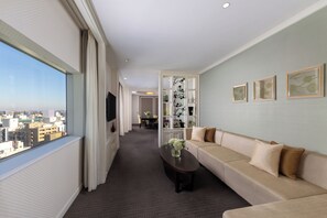 Suite – royal, ikke-røyk | Dundyner, minibar, skrivebord og skrivebord for bærbar PC