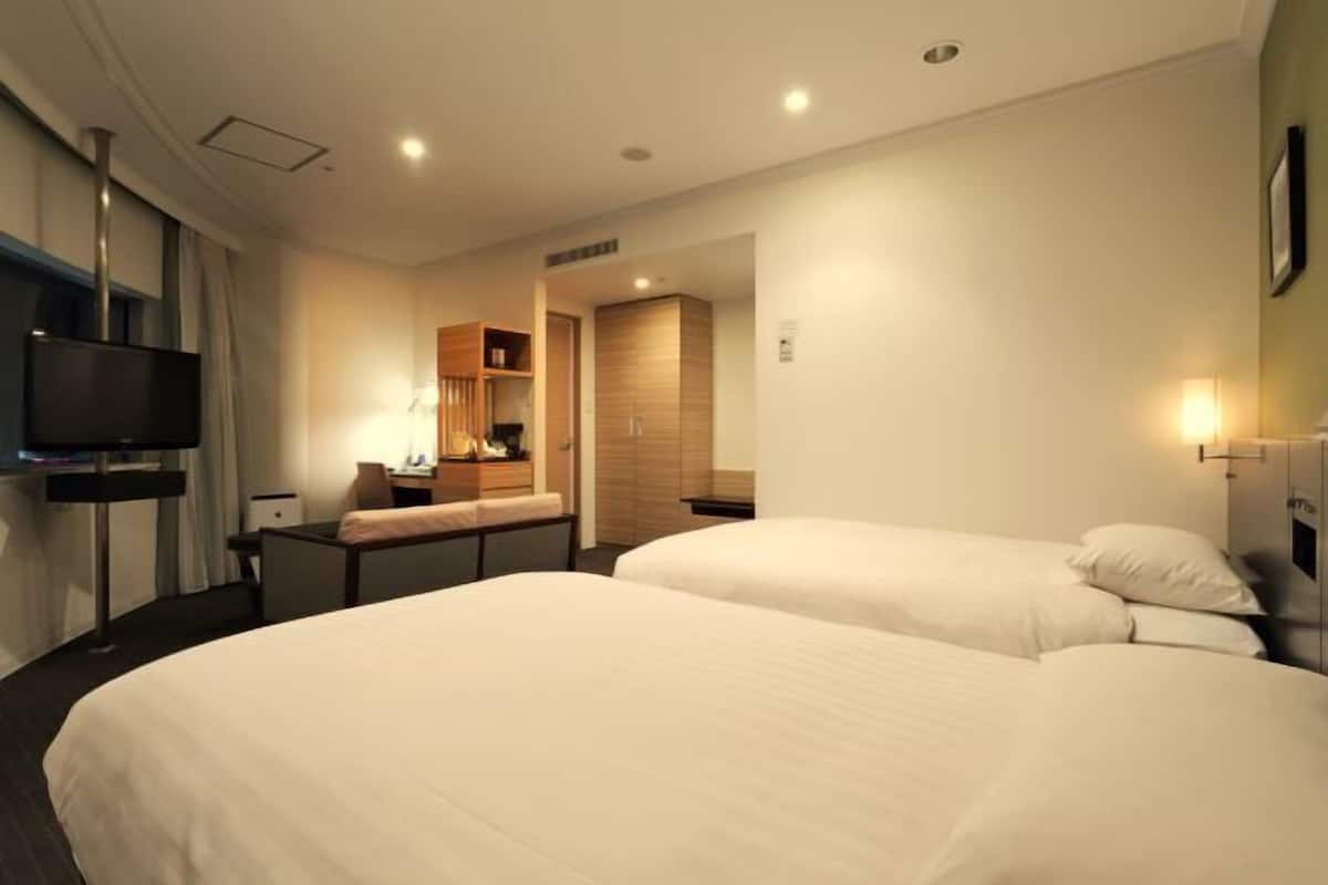 1 camera, copriletto in piuma, minibar, una scrivania