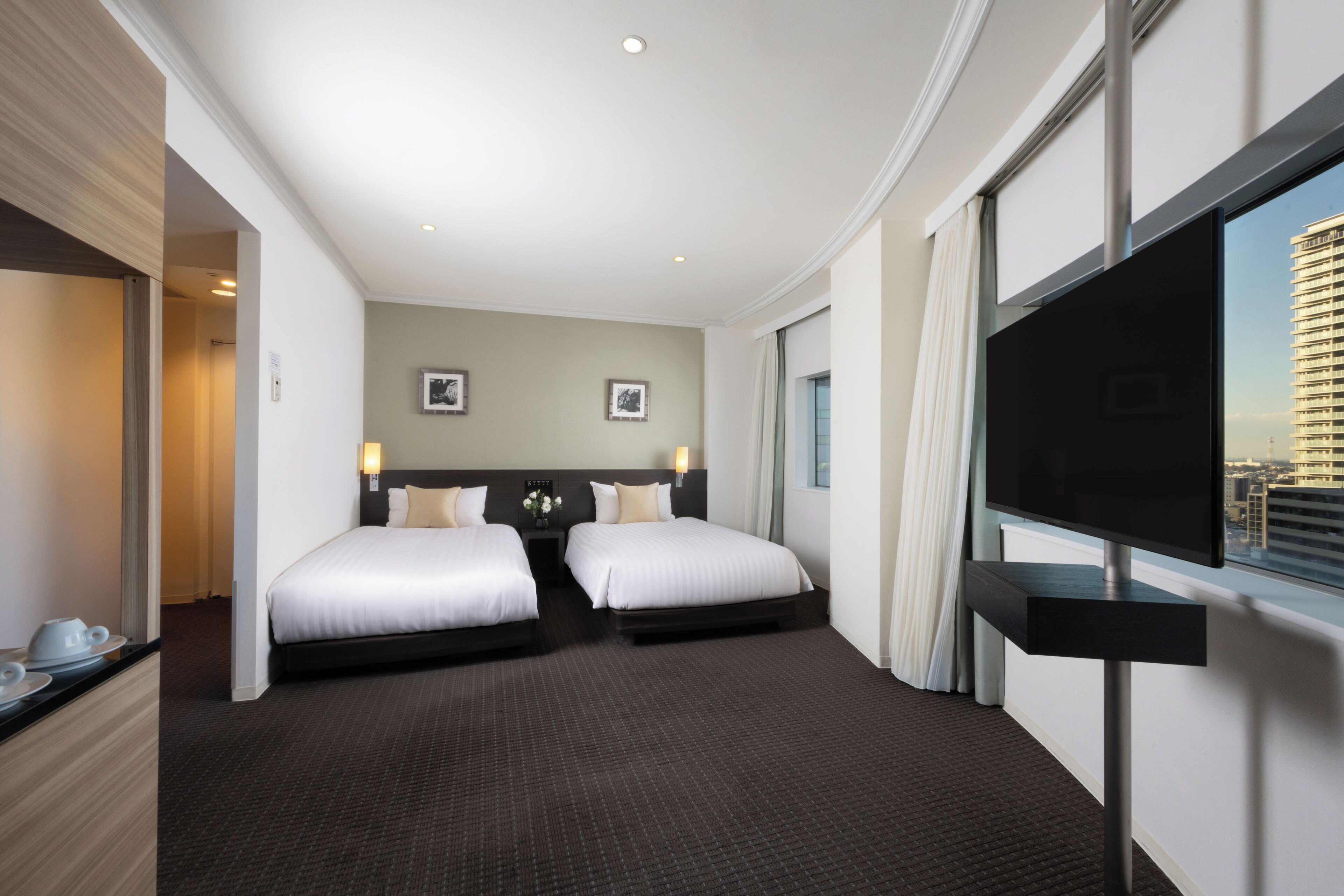 Deluxe Twin Room, Non Smoking | Down duvets, minibar, desk, laptop workspace