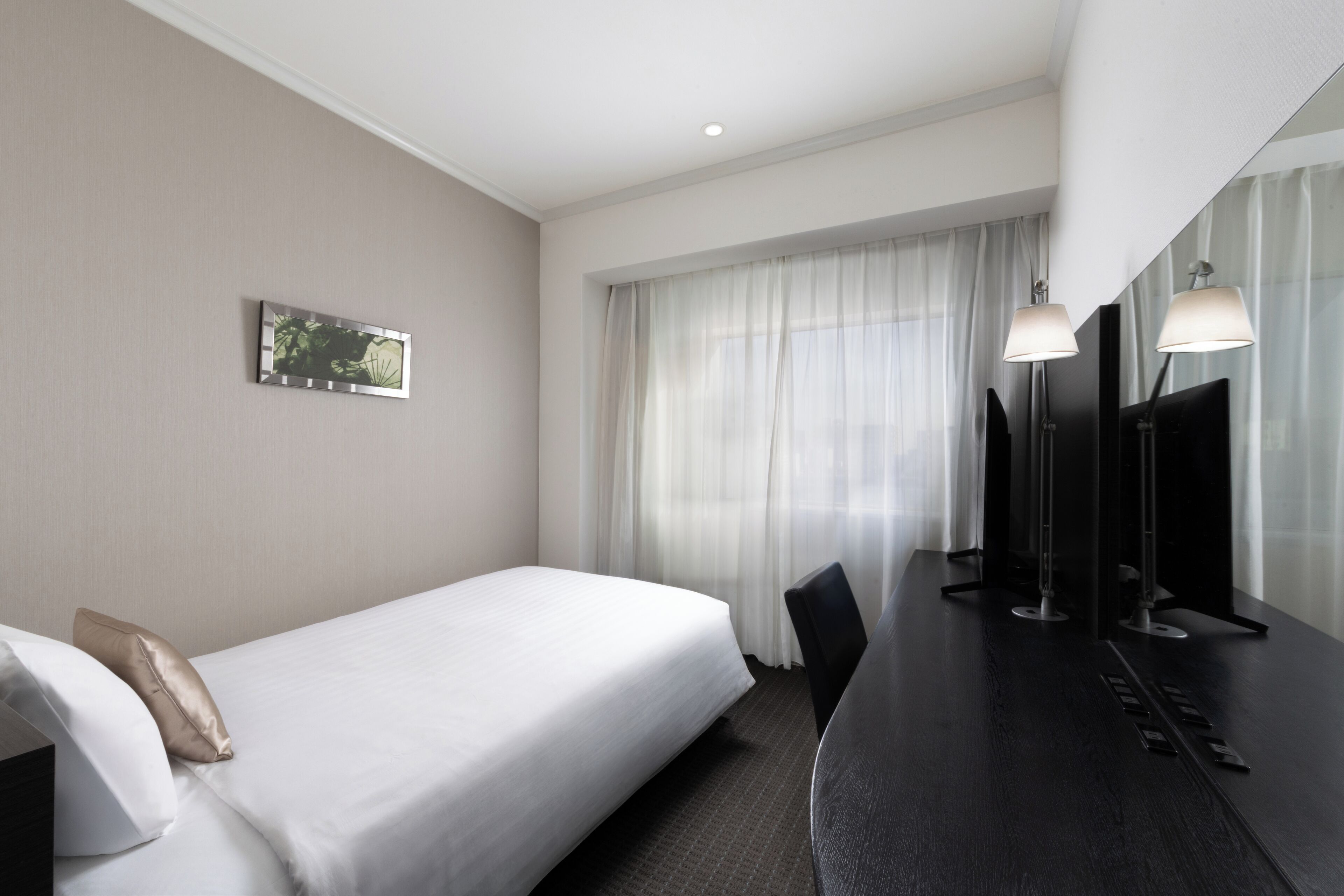 Down duvets, minibar, desk, laptop workspace