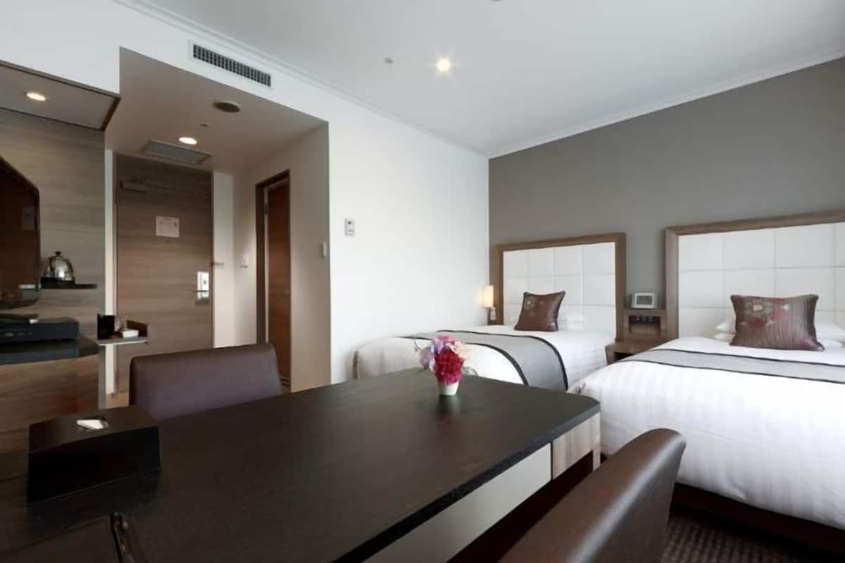 1 bedroom, down duvets, minibar, desk