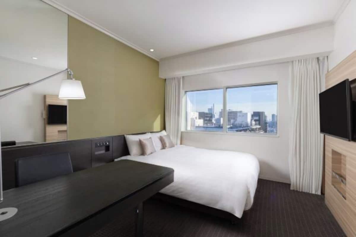 Down duvets, minibar, desk, laptop workspace