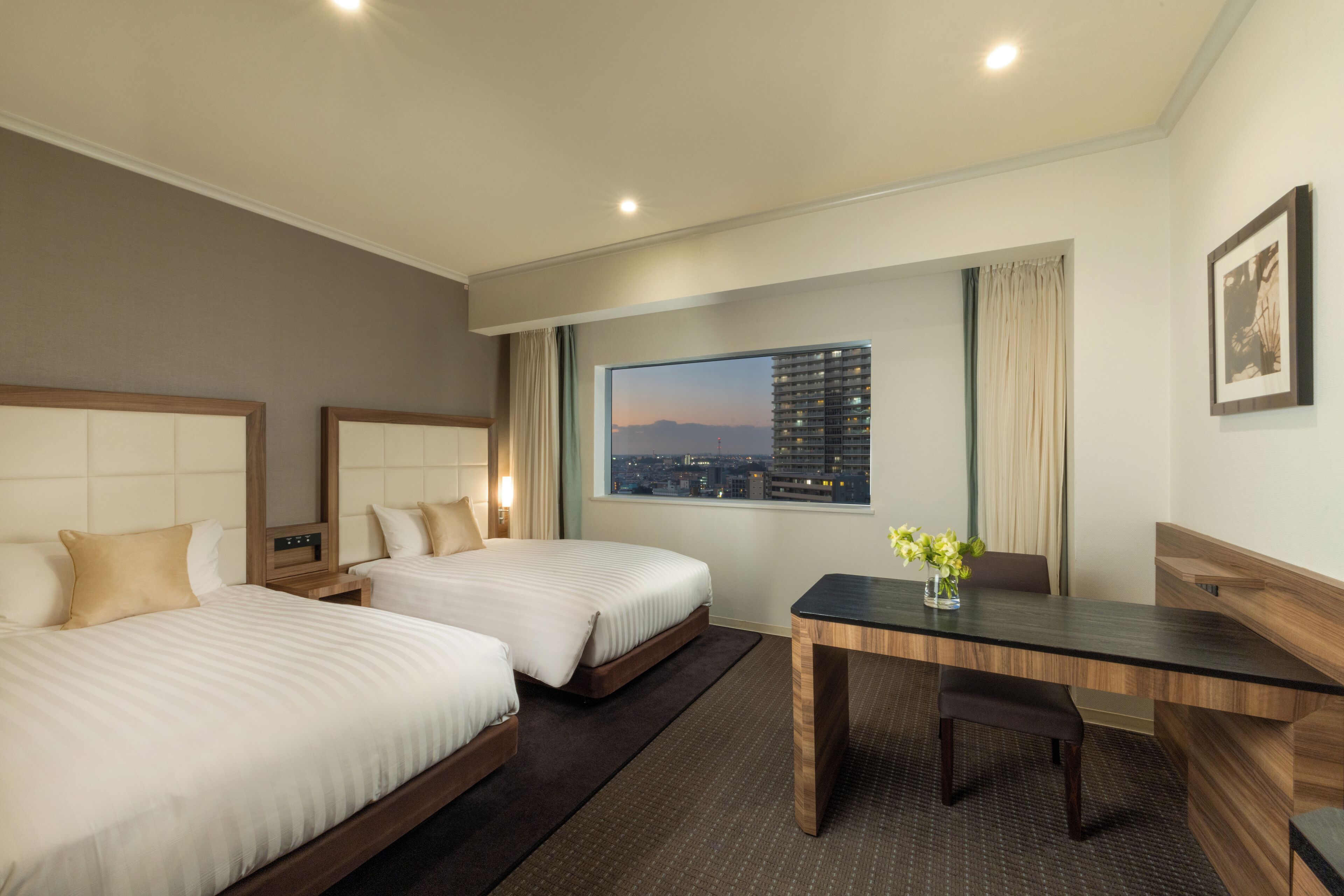 羽毛の掛け布団、ミニバー、デスク、ノートパソコン用作業スペース