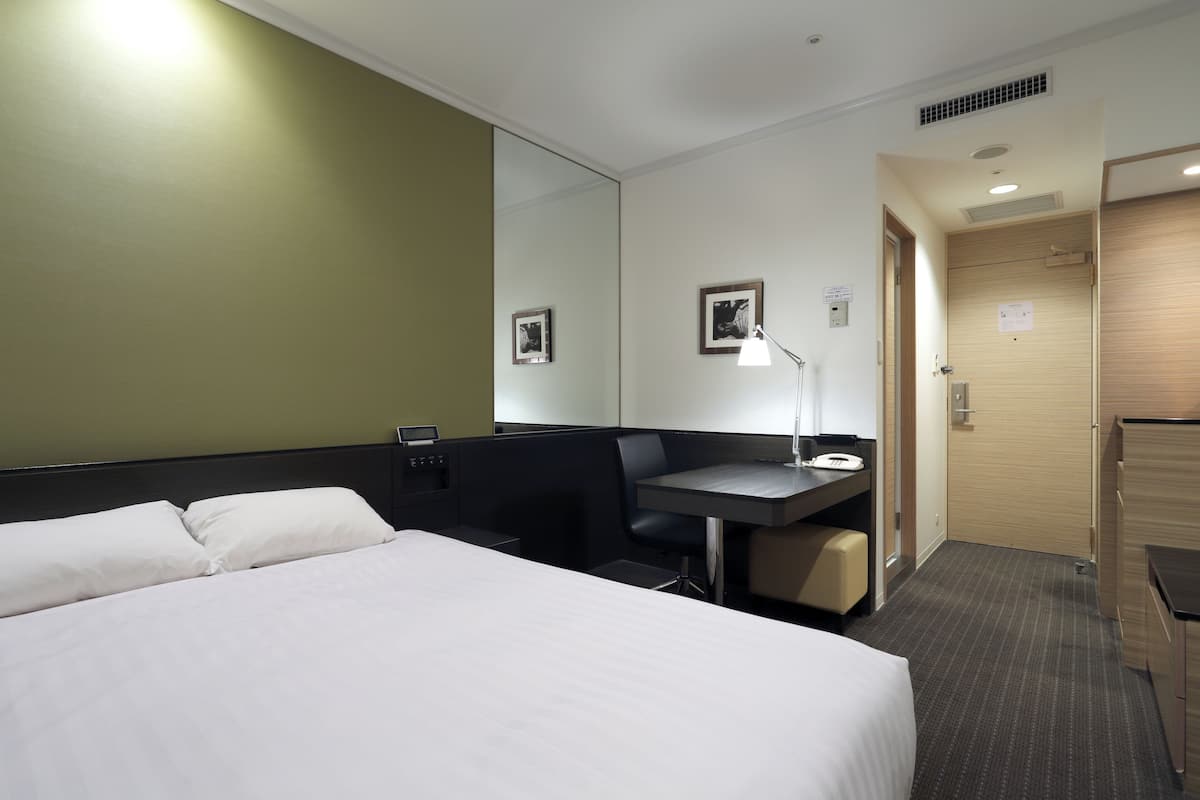 1 bedroom, down comforters, minibar, blackout drapes