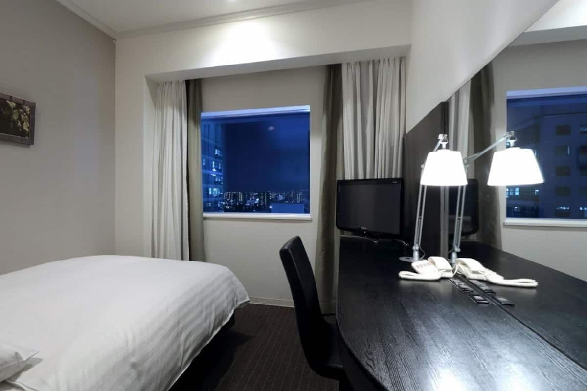 Duntäcken, minibar, skrivbord och arbetsyta för laptop