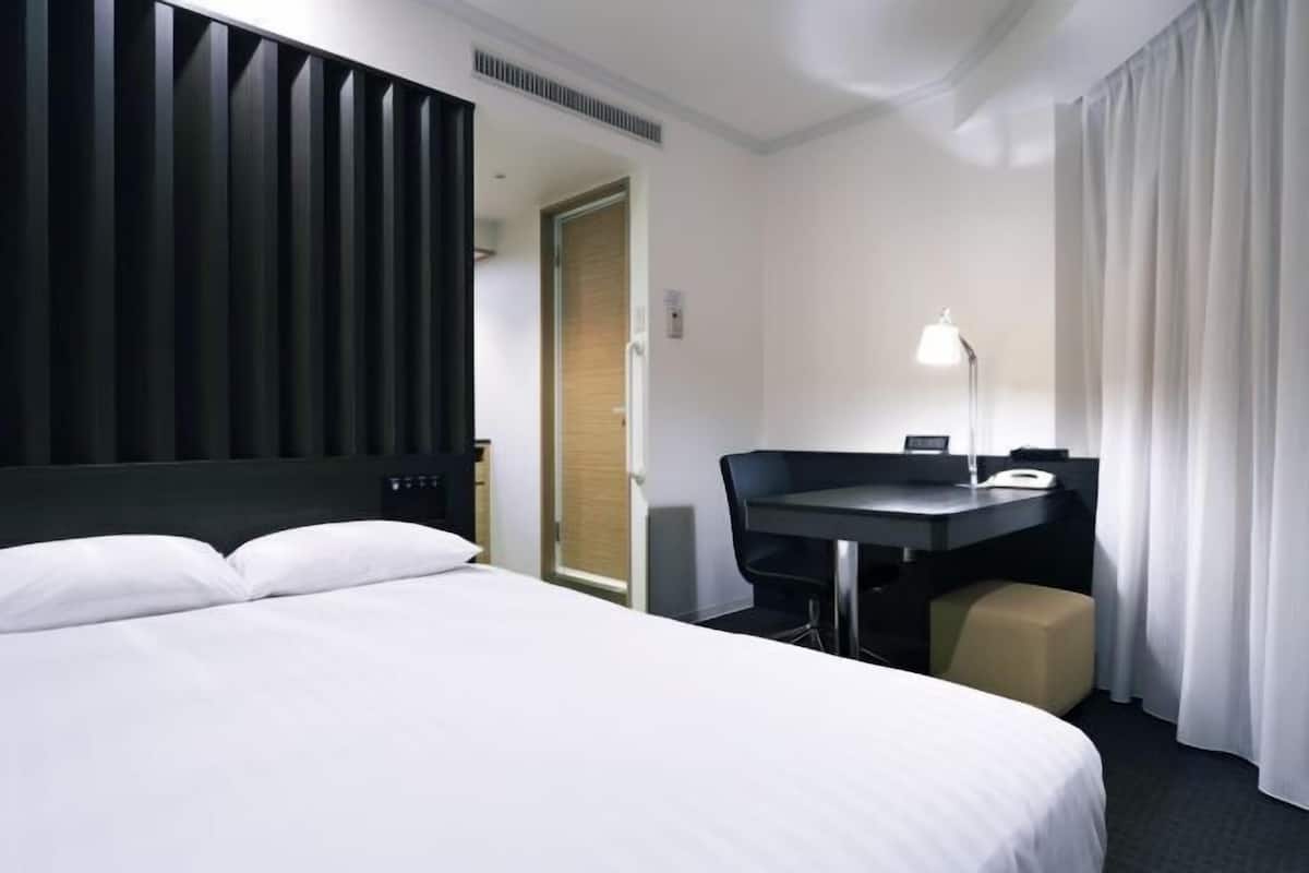 1 bedroom, down comforters, minibar, desk