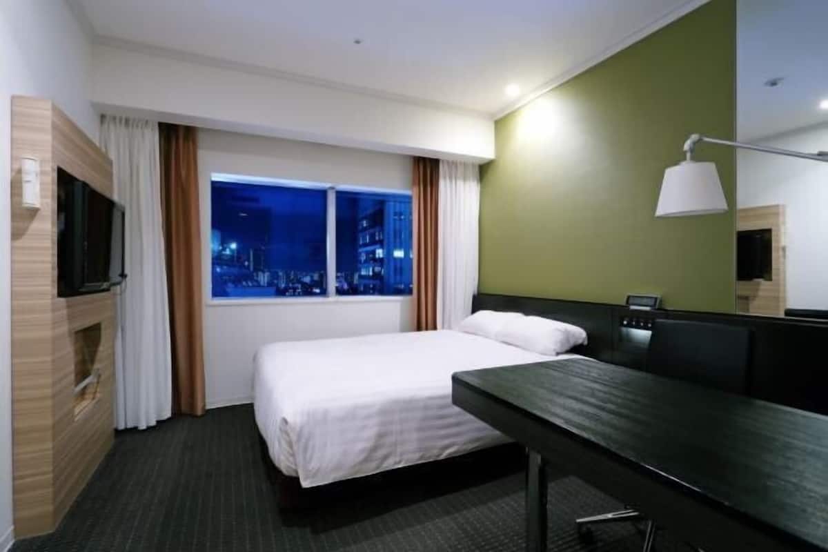 1 bedroom, down duvets, minibar, desk