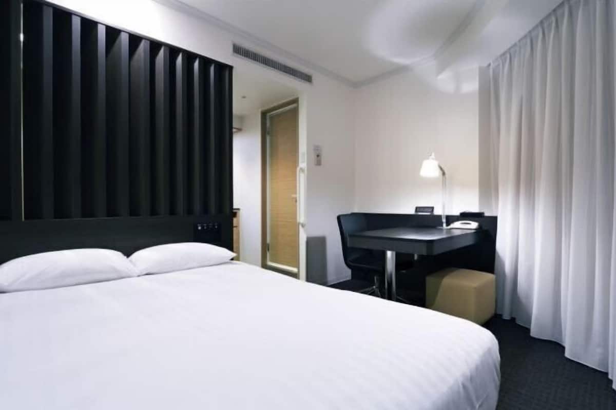 1 bedroom, down duvets, minibar, desk