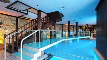 Una piscina al aire libre de temporada