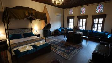 奢華客房, 1 張加大雙人床 | 迷你吧、客房內保險箱、隔音、熨斗/熨衣板