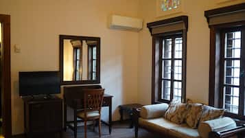 Premium Room | Minibar, in-room safe, soundproofing, iron/ironing board