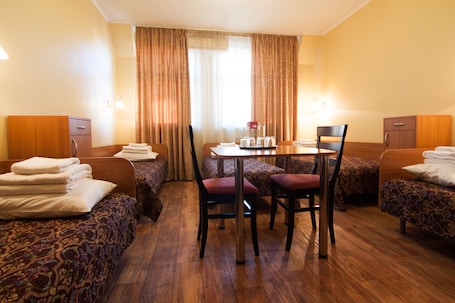 Escritorio, tabla de planchar con plancha, wifi gratis y ropa de cama. Mini hotel on Geroiv Energetykiv,18