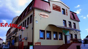 Hotelli, jonka kyltissä ilmoitetaan, että siinä on 24 huonetta.