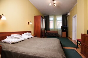 Suite | Desk, iron/ironing board, free WiFi, bed sheets