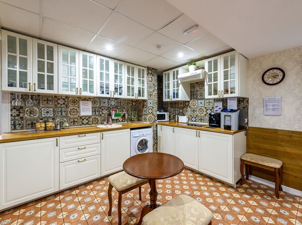 Full-size fridge, microwave, stovetop, toaster