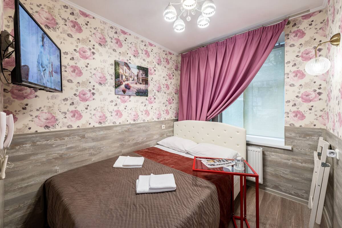 Habitación doble estándar | Tabla de planchar con plancha, wifi gratis y ropa de cama