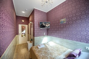 Habitación doble estándar | Tabla de planchar con plancha, wifi gratis y ropa de cama 